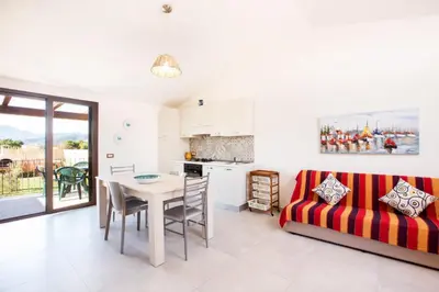 Cucina o angolo cottura di Villino Enzo 350 mt Baia di Porto Frailis