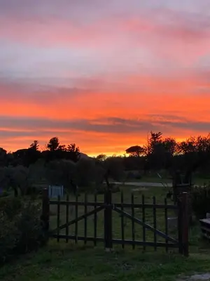 Alba o tramonto visti dall'interno dell'agriturismo o dai dintorni