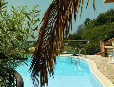 Piscina di Villa panoramica tra suggestive notti stellate. o nelle vicinanze