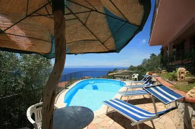 Piscina di Villa panoramica tra suggestive notti stellate. o nelle vicinanze