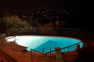 Piscina di Villa panoramica tra suggestive notti stellate. o nelle vicinanze
