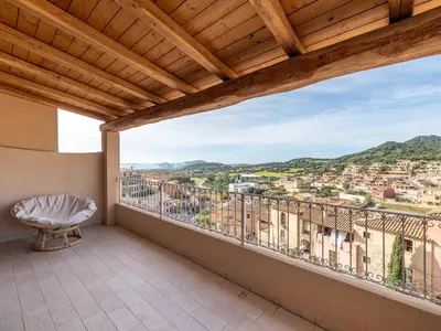 Vista generica sulle montagne o vista sulle montagne dall'interno della casa vacanze