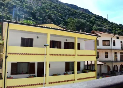Vista generica sulle montagne o vista sulle montagne dall'interno del bed & breakfast