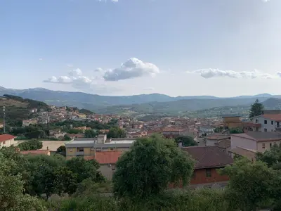 Vista generica sulle montagne o vista sulle montagne dall'interno dell'appartamento