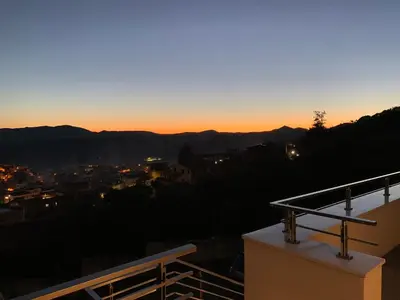 Vista generica sulle montagne o vista sulle montagne dall'interno dell'appartamento