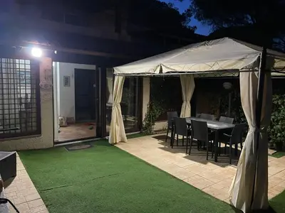 Patio o area all'aperto di Una Pineta Sul Mare A Due Passi Dal Forte Village