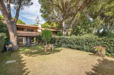 Giardino di Una Pineta Sul Mare A Due Passi Dal Forte Village