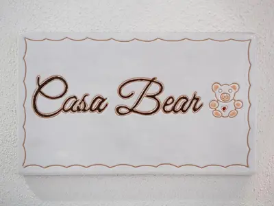 Certificato, attestato, insegna o altro documento esposto da Casa Béar