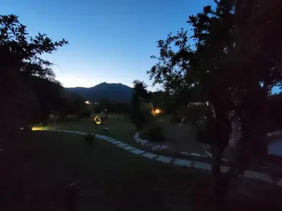 Vista generica sulle montagne o vista sulle montagne dall'interno della casa vacanze