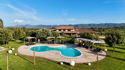 Vista generica sulle montagne o vista sulle montagne dall'interno of country house