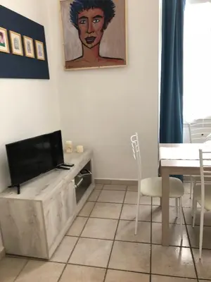 TV o dispositivi per l'intrattenimento presso al centro del centro