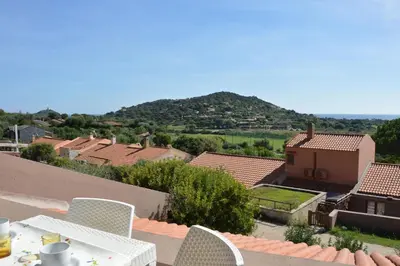 Vista generica sulle montagne o vista sulle montagne dall'interno della casa vacanze