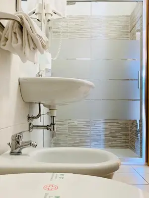 Bagno di Hotel Villaggio Ristorante Pizzeria Museo TANIT