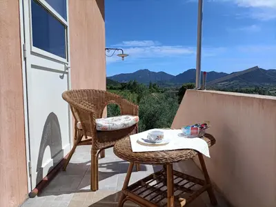 Vista generica sulle montagne o vista sulle montagne dall'interno dell'appartamento