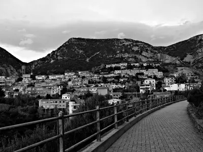 Vista generica sulle montagne o vista sulle montagne dall'interno della casa vacanze