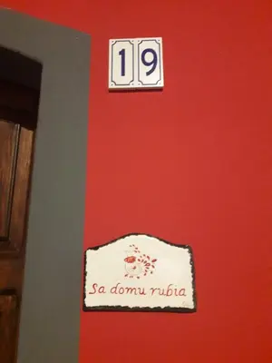 Certificato, attestato, insegna o altro documento esposto da Sa domu rubia