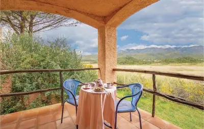 Vista generica sulle montagne o vista sulle montagne dall'interno della casa vacanze