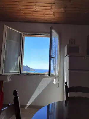 Vista generica sulle montagne o vista sulle montagne dall'interno della casa vacanze