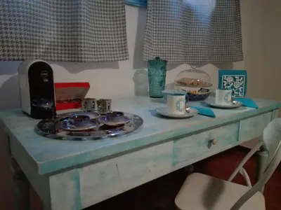 Set per la preparazione di tè e caffè presso la forma dell'acqua