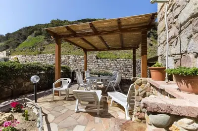 Vista generica sulle montagne o vista sulle montagne dall'interno della casa vacanze