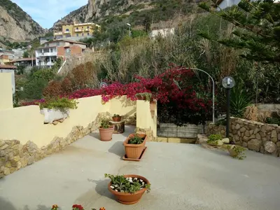 Vista generica sulle montagne o vista sulle montagne dall'interno della casa vacanze