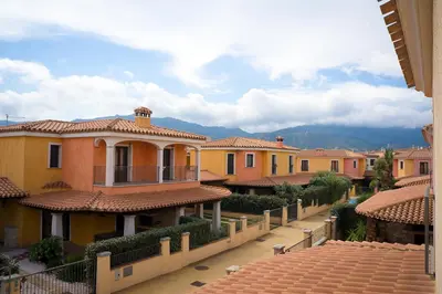 Vista generica sulle montagne o vista sulle montagne dall'interno della casa vacanze