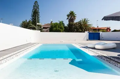 Piscina di Leonida's Home - Shared Pool, Jacuzzi and beach 150mt o nelle vicinanze