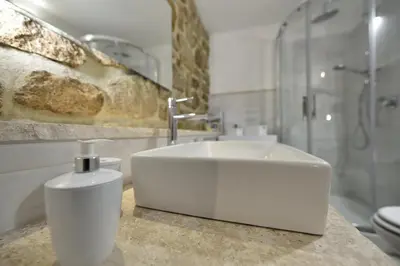 Bagno di GRECALE a pochi passi dal mare
