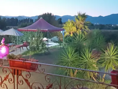 Vista generica sulle montagne o vista sulle montagne dall'interno del bed & breakfast