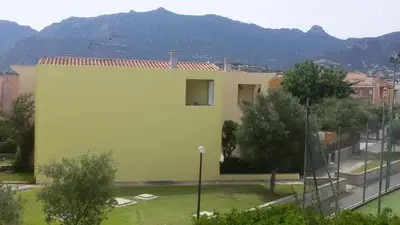 Vista generica sulle montagne o vista sulle montagne dall'interno della casa vacanze