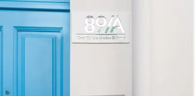 Certificato, attestato, insegna o altro documento esposto da Casa Celeste