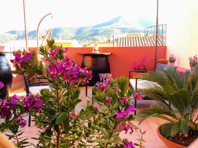 Vista generica sulle montagne o vista sulle montagne dall'interno del bed & breakfast