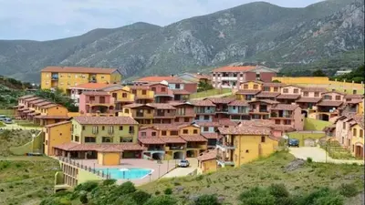 Vista generica sulle montagne o vista sulle montagne dall'interno della casa vacanze