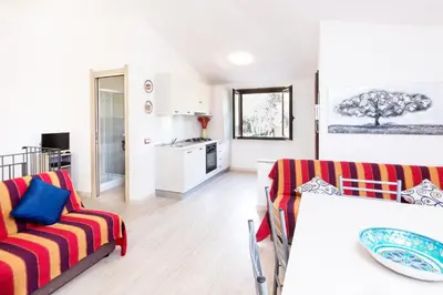 Cucina o angolo cottura di Villetta Laura 350 mt Baia di Porto Frailis