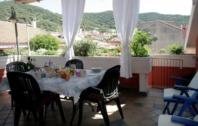 Vista generica sulle montagne o vista sulle montagne dall'interno della casa vacanze