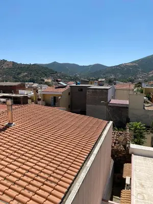 Vista generica sulle montagne o vista sulle montagne dall'interno dell'appartamento