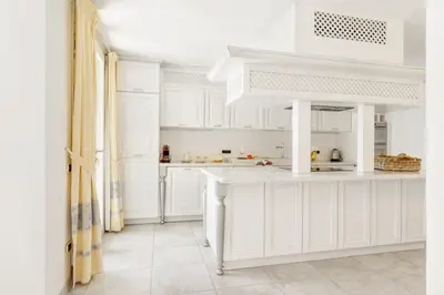 Cucina o angolo cottura di Villa Ulivo con piscina e giardino privato a 500 mt dal mare