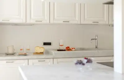 Cucina o angolo cottura di Villa Ulivo con piscina e giardino privato a 500 mt dal mare