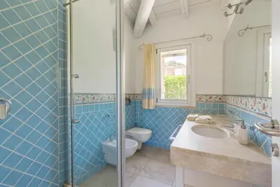 Bagno di Villa Ulivo con piscina e giardino privato a 500 mt dal mare