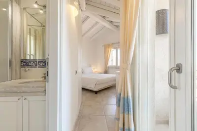 Bagno di Villa Ulivo con piscina e giardino privato a 500 mt dal mare