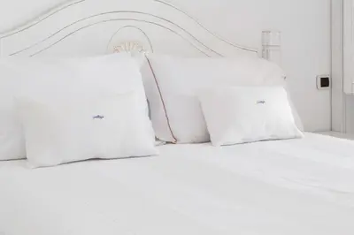 Letto o letti in una camera di Villa Ulivo con piscina e giardino privato a 500 mt dal mare
