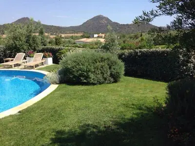 Vista generica sulle montagne o vista sulle montagne dall'interno della villa