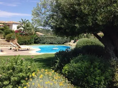 Piscina di Villa Bougainvillea con piscina e giardino privato a pochi passi dal mare o nelle vicinanze
