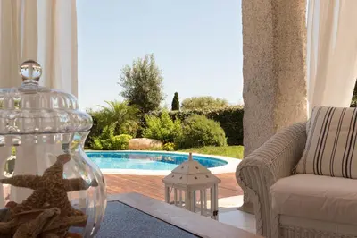Piscina di Villa Bougainvillea con piscina e giardino privato a pochi passi dal mare o nelle vicinanze