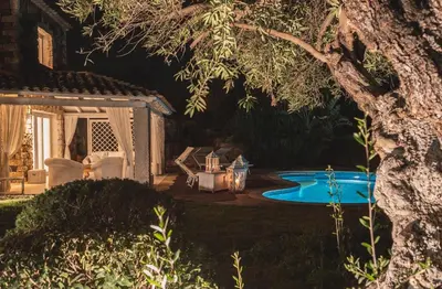 Piscina di Villa Bougainvillea con piscina e giardino privato a pochi passi dal mare o nelle vicinanze