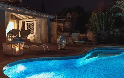 Piscina di Villa Bougainvillea con piscina e giardino privato a pochi passi dal mare o nelle vicinanze