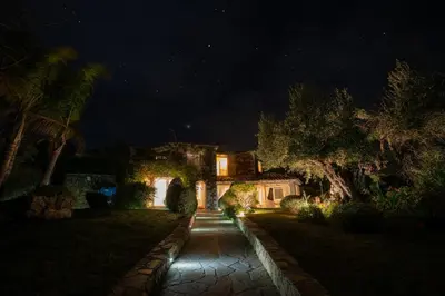 Giardino di Villa Bougainvillea con piscina e giardino privato a pochi passi dal mare