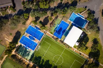 Attività di tennis o squash presso il resort o nelle vicinanze