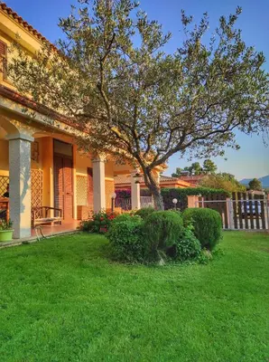 Giardino di STELLA DORADA VACANZE a soli 5 minuti dal mare, le nostre camere offrono tutto il necessario per la tua vacanza