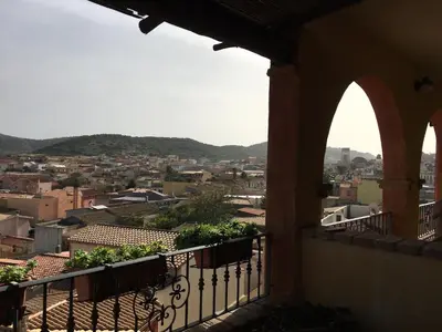Vista generica sulle montagne o vista sulle montagne dall'interno dell'appartamento